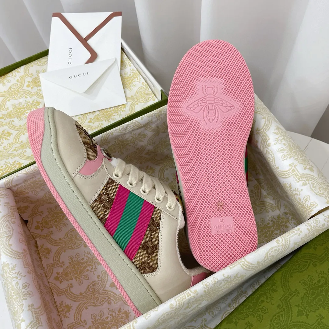 Factory price: 580💰 GUCCI Gucci's newly upgraded back cover lining, top-notch old dirty shoes, classic casual sports shoes for couples, retro sneakers and old G family dirty shoes, updated at the counter simultaneously! ①The shoe upper has the same water-based edge coating process as the original version⚠️The ordinary oil edges on the market have a strong glue feel and are easy to fall off! Grade A first-layer nubuck leather (with pores)/matching computer embroidered double G cloth, high-density terry velvet lining. ② A PVC transparent small round mark sealing line is added to the details of the midsole. The mold is opened six times and the jewelry craftsmanship is used to customize the two-color double G buckle, striving to be the same as the original version. A pair of buttons is more than three times more expensive than ordinary buckles on the market. ③An old two-color washable label, the chip is placed on the outer waist of the right foot, the entire shoe is completely hollowed out with rubber technology, TUP material (rubber to distinguish the market) with the latest green packaging from the counter, 3D printed handbag, and a pair of shoelaces. There is no pressure when entering and exiting the counter. You can buy a 1:1 accurate replica of the original version and modify and upgrade it repeatedly. The details are perfectly restored, the materials are all customized, and they are truly top-notch. Please look at the details clearly to identify the quality. Upper: First-layer frosted cowhide/embroidered double G cloth. Lining: original high-density velvet lining. Foot pads: original pearlescent sheepskin. Outsole: private molded vacuum TPU material. Packaging: original top-grade full set packaging at the counter. Shoe size: women's size 35-40, men's size 39-44 (men's size 38, 45🉑️customized, non-returnable)